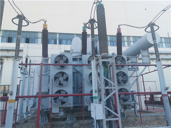我公司承接龍口南山集團(tuán)SFP11-400000/220KVA超高壓電力變壓器維護(hù)保養(yǎng)現(xiàn)場(chǎng)。