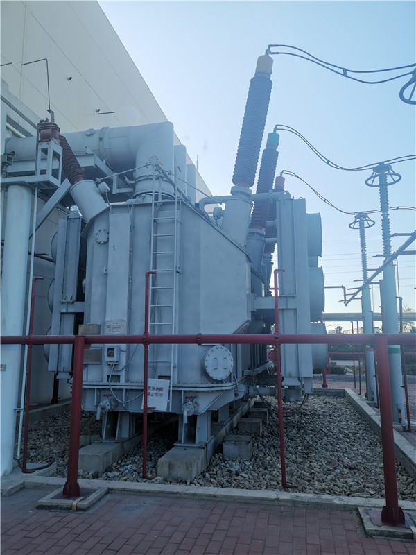 我公司承接龍口南山集團(tuán)SFP11-400000/220KVA超高壓電力變壓器維護(hù)保養(yǎng)現(xiàn)場(chǎng)。